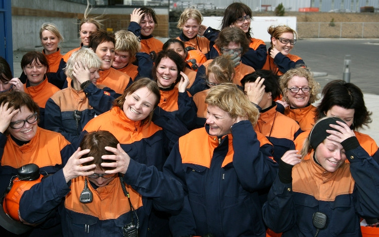 Konur að störfum hjá Fjarðaáli.