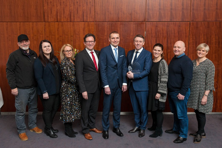 Starfsfólk Fjarðaáls veitti verðlaununum viðtöku, frá vinstri: Hilmar Sigurbjörnsson, Sigrún Björnsd&hellip;