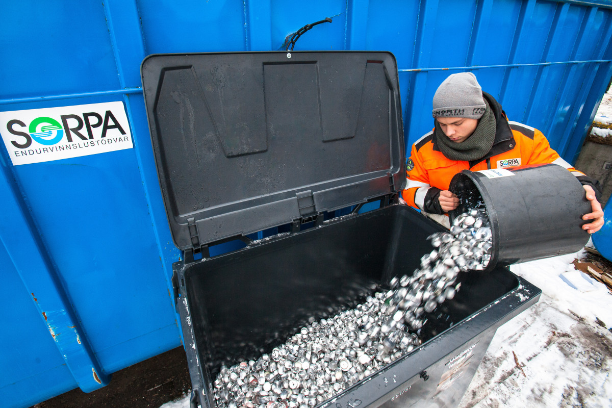 Marteinn Ingi Ólafsson tekur við álinu undan sprittkertum á Sorpu Sævarhöfða, en tekið er á móti áli…