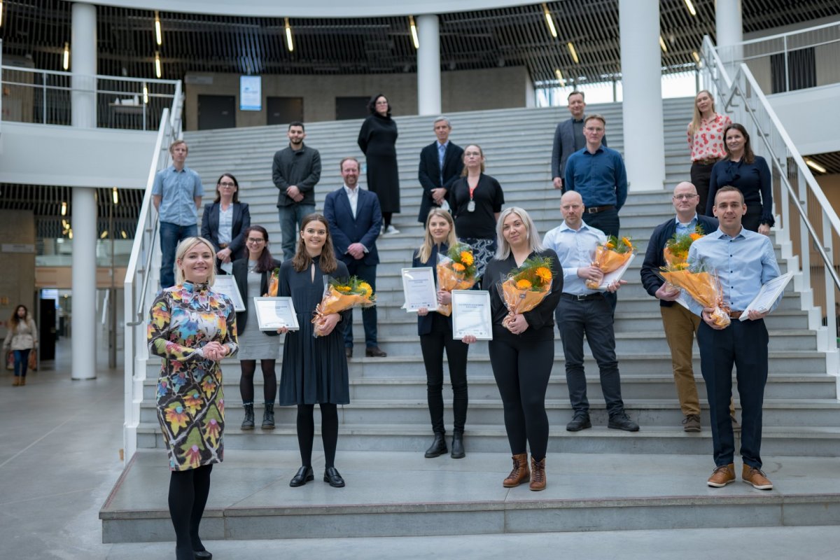 Menntamálaráðherra, verðlaunahafar og bakhjarlar hvatningarverðlauna á Nýsköpunarmóti Álklasans.