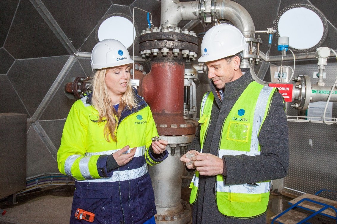 Edda Sif Aradóttir framkvæmdastýra Carbfix og Ivan Vella yfirmaður álframleiðslu Rio Tinto. Mynd/Bir&hellip;