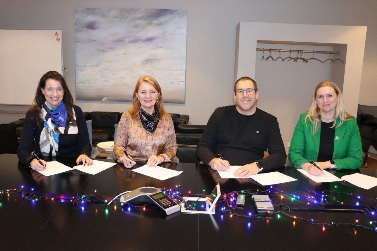 Rannveig Rist, forstjóri Isal, Rósa Guðbjartsdóttir, bæjarstjóri Hafnarfjarðar, Grettir Haraldsson, …