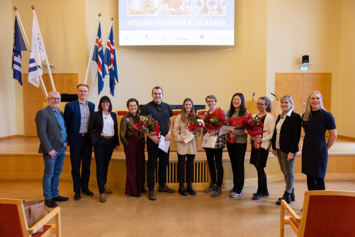 Styrktaraðilar og nemendur við afhendingu hvatningarviðurkenninga á Nýsköpunarmóti Álklasans: Brynja…