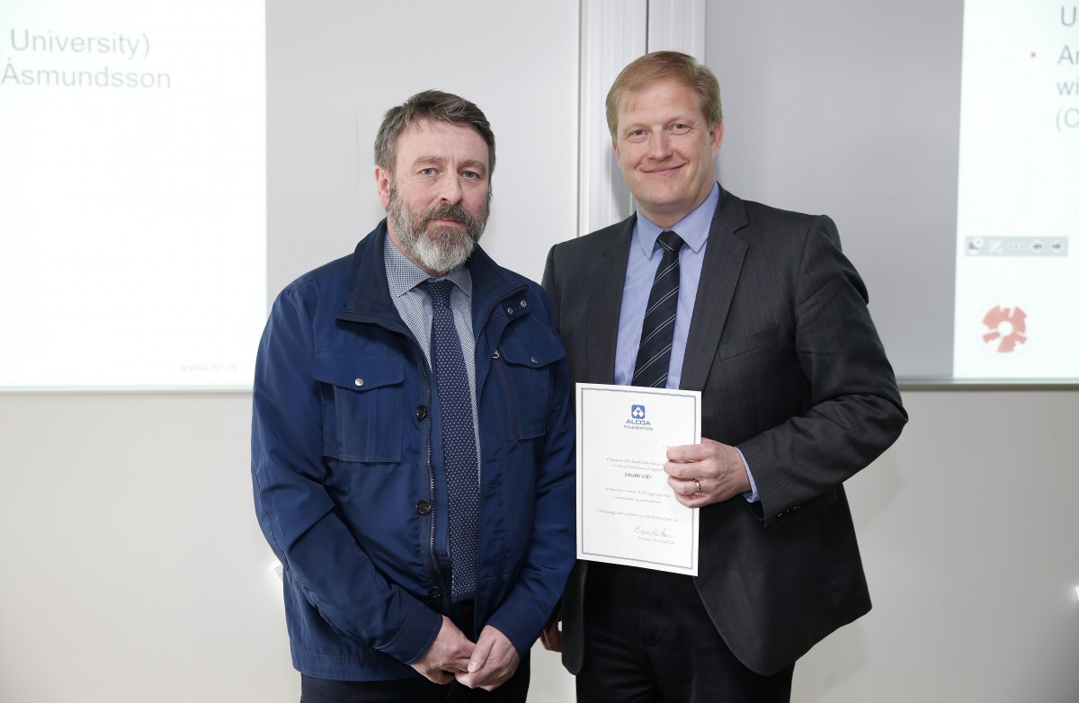 Magnús Þór Ásmundsson, forstjóri Alcoa Fjarðaáls, afhendir Ara Kristni Jónssyni, rektor HR, styrk ti&hellip;