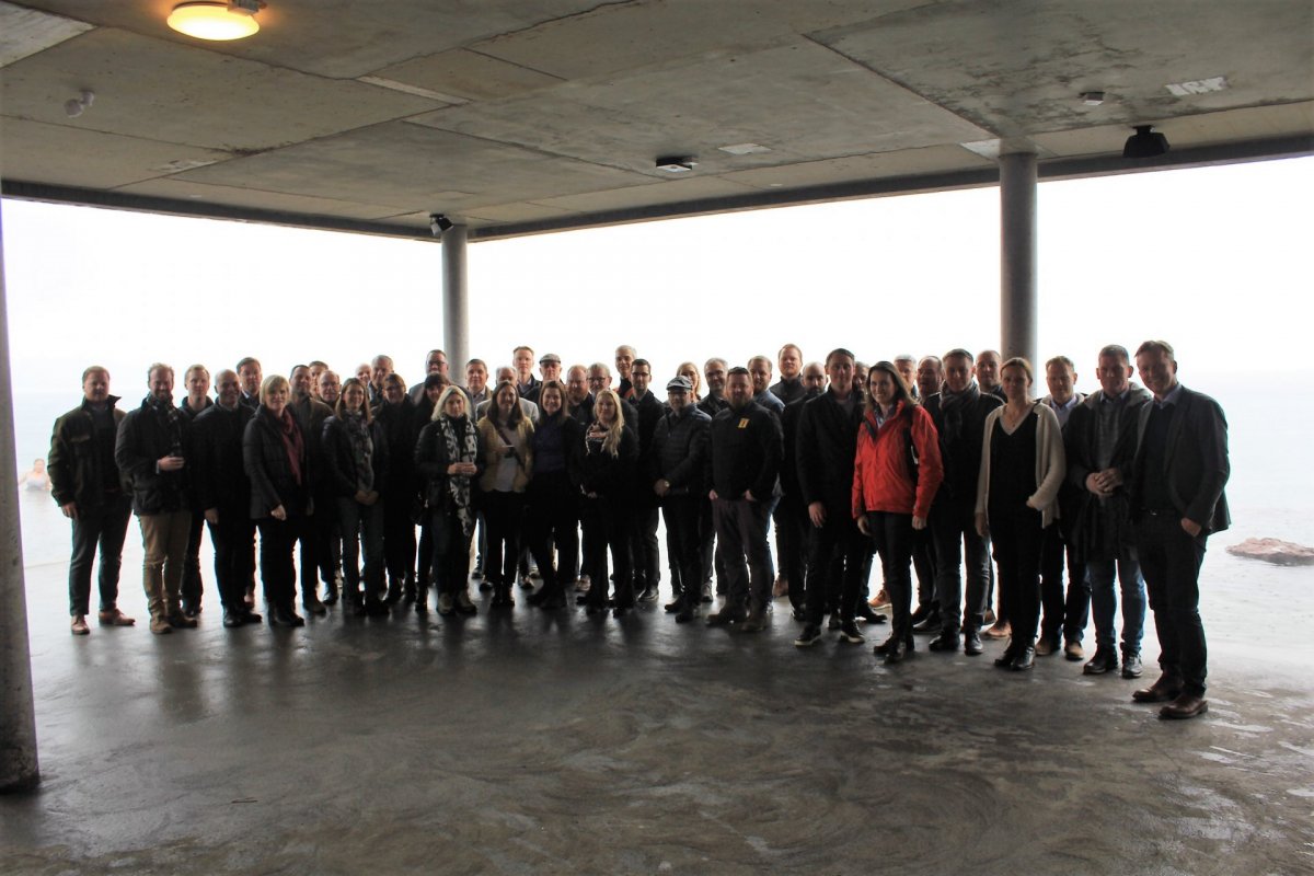 Fjölmennt var í haustferð Álklasans. Hér er hópurinn í Sjóböðunum við Húsavík.