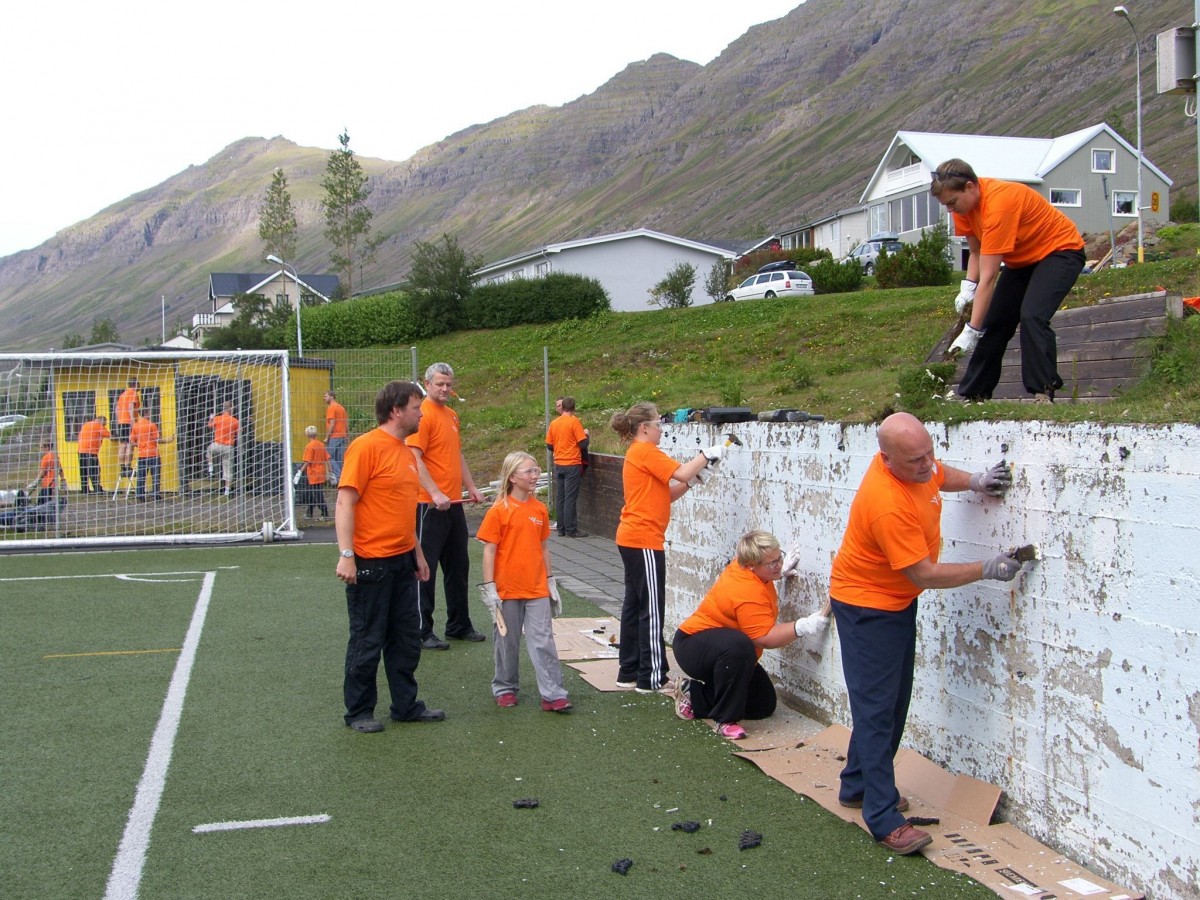 Sjálfboðaliðar Fjarðaáls taka til hendinni.