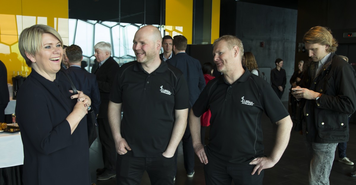 Ragnheiður Elín Árnadóttir iðnaðarráðherra skoðar sýningu Hellu undir leiðsögn bræðranna Grétars og …