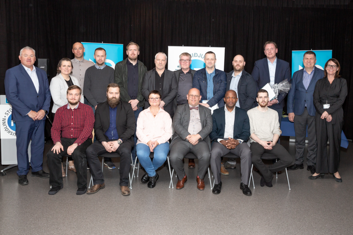 Hópurinn sem útskrifaðist úr grunnnámi Stóriðjuskólans ásamt forsvarmönnum fyrirtækisins.